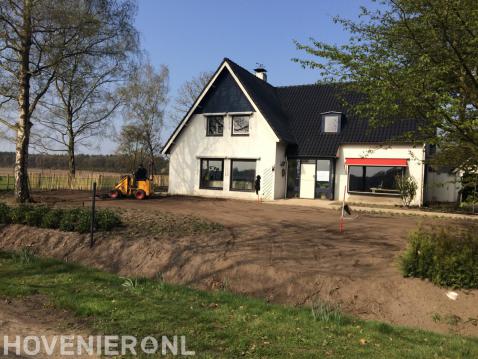 Voorbereidend grondwerk voor het leggen van graszoden