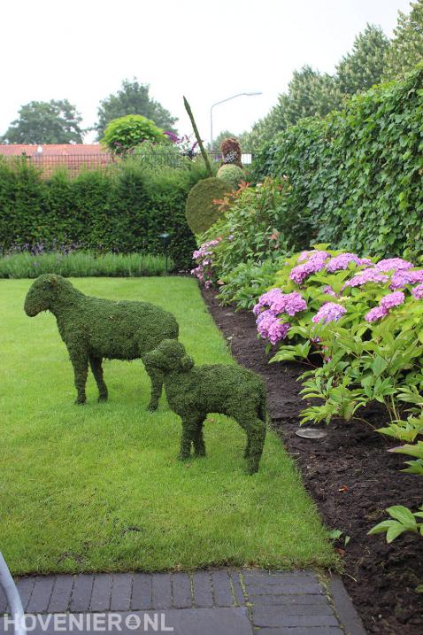 Groene tuindecoratie in vorm van schapen