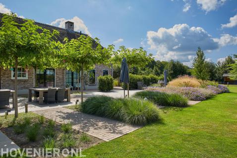 landelijke tuin na tuinrenovatie via ontwerpbureau Florera-florera.nl