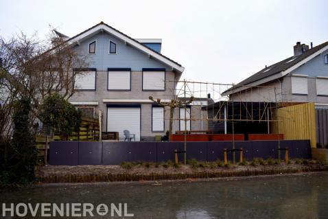 Verhoogde tuin met keerwanden aan waterkant