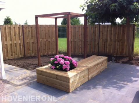 Tuin met bestrating, houten schutting en pergola