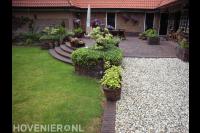 Verhoogd terras bij woning met trap naar gazon