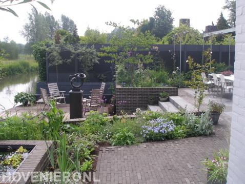 Tuin met hoogteverschillen en vlonder aan waterkant