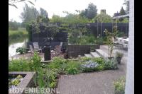 Tuin met hoogteverschillen en vlonder aan waterkant