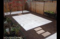 Terras van witte keramische tuintegels