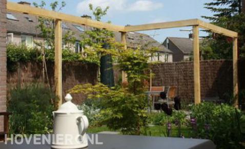 Robuuste houten pergola