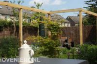 Robuuste houten pergola