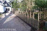 Vlechtschermen van wilgentenen langs oprit 1