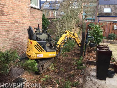 Tuin afgraven met minikraan