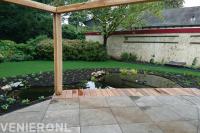 Tuin met gazon, vijver en robuuste houten pergola bij terras 2