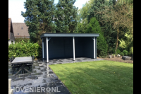 Tuinaanleg met terras, gazon van graszoden en overkapping