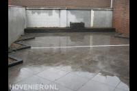Nieuwe bestrating van grote natuurstenen tegels