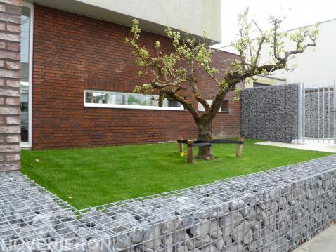 Schanskorven met poort en klein grasveld