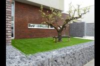 Schanskorven met poort en klein grasveld