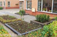 Kleine voortuin met borders van stapelblokken