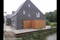 Houten beschoeiing langs het water maken