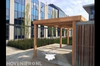 Houten overkapping in kantoortuin