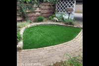 Kunstgras tussen sierbestrating