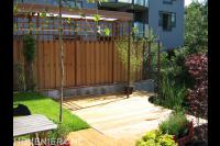 Tuinaanleg met schutting, gazon en keerwand voor hoogteverschillen