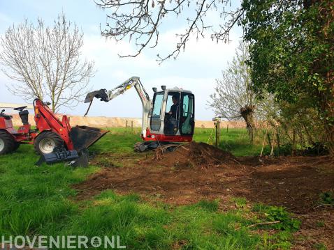 Grondwerk met minikraan en minishovel