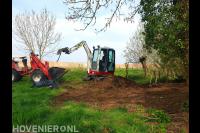 Grondwerk met minikraan en minishovel