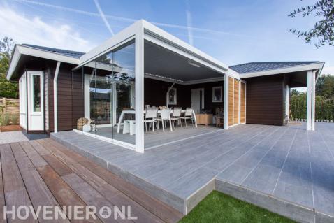 Veranda met glazen wanden bij bungalow