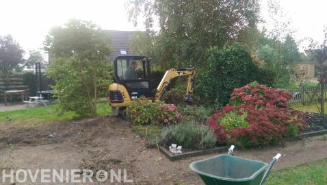 Tuin afgraven met minikraan