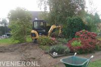 Tuin afgraven met minikraan
