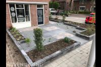 Onderhoudsvriendelijke voortuin met bestrating, split en plantenbakken