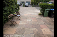 Straatwerk van natuursteen tegels