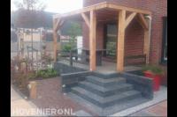 Verhoogd terras met houten overkapping