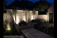 Lounge achtertuin in de avond gefotografeerd