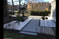 Onderhoudsvriendelijke tuin met bestrating, grind en palmbomen