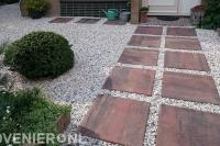 Onderhoudsarme tuin met grind en tegels