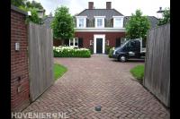 Oprit van klinkers bij villa