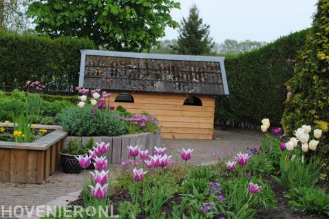 Tuinhuis in een mooie bloementuin