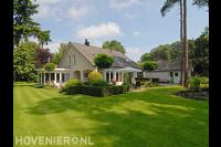 Villatuin met terras en groot gazon