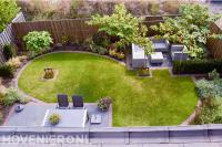 Tuin met terras, gazon en houten schutting 1