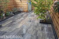 Achtertuin bestraten met keramische tegels