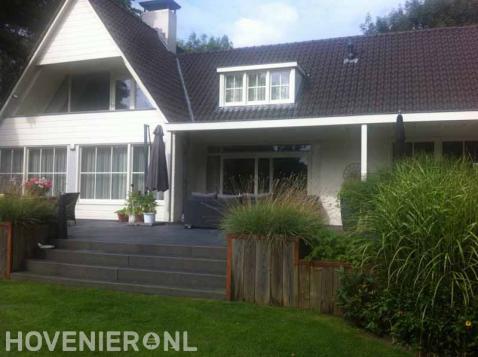 Verhoogd terras bij villa met trap naar gazon