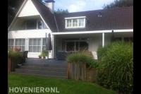 Verhoogd terras bij villa met trap naar gazon