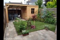 Houten schuurtje met overkapping