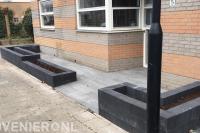Kleine voortuin met bestrating en plantenbakken