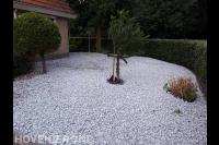 Onderhoudsarme tuin met grof split en boompjes