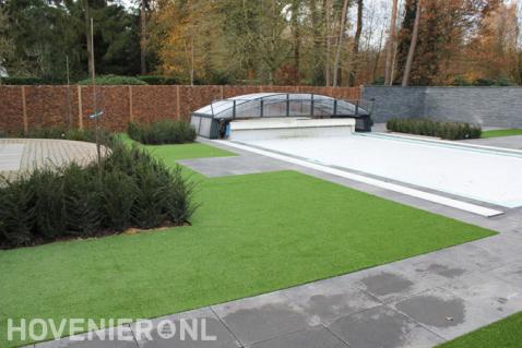 Kunstgras bij zwembad in tuin 1