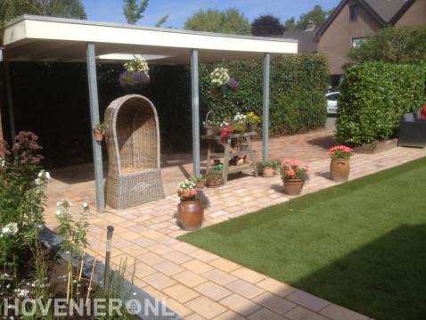 Aanleggen tuin met graszoden, siertegels en carport 1