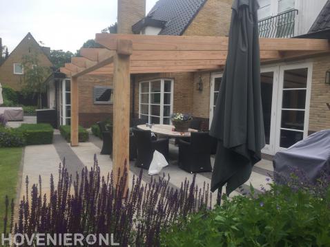 Houten pergola boven terras