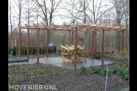 Grote houten pergola boven terras