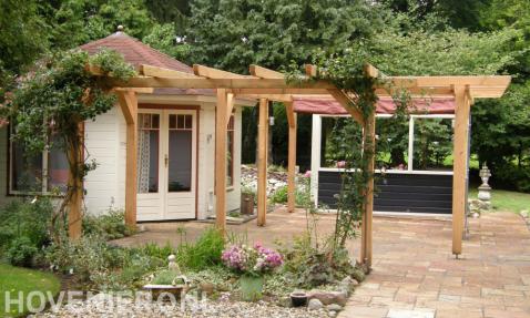 Tuinhuis met houten pergola