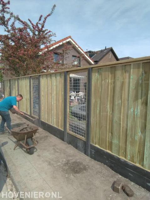 Hout beton schutting met schermen van betongaas